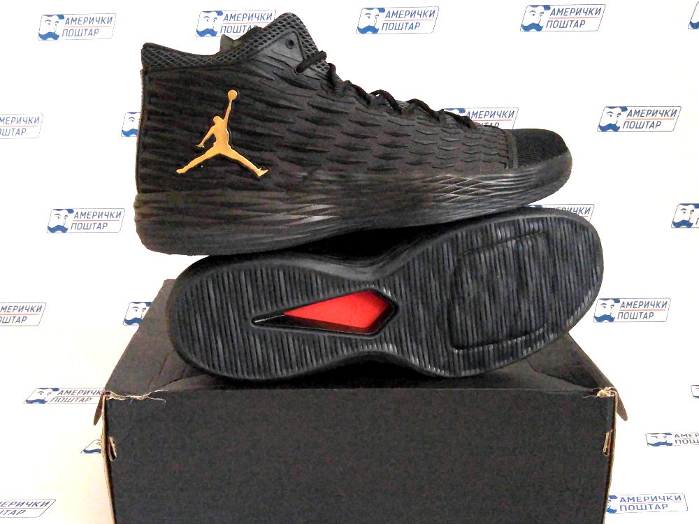 Nike Air Jordan patike na kutiji sa Američki poštar pozadinom