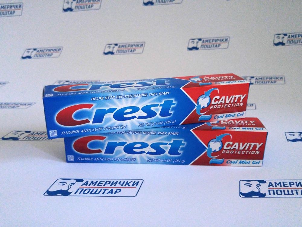 Crest crveno plava kutija od paste za zube na Američki poštar pozadini